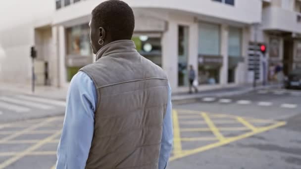 Sebevědomý Africký Muž Ležérní Oblečení Stojící Rukama Zkříženýma Rohu Ulice — Stock video