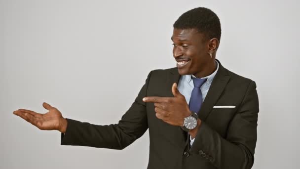 Dapper Afro Amerikaanse Man Zakenpak Verbaasd Als Hij Glimlacht Wijst — Stockvideo