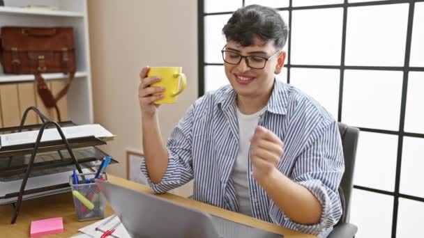 Gülümseyen Genç Bir Adam Modern Ofis Ortamında Kahve Molası Verir — Stok video