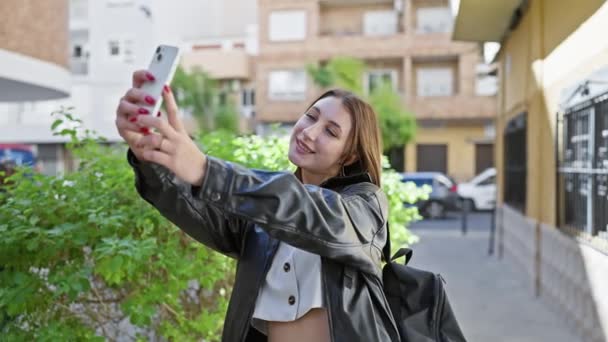 Młoda Brunetka Robi Sobie Selfie Ulicy Miejskiej Pokazując Swobodny Styl — Wideo stockowe