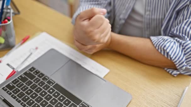 사무실에서 노트북과 서류상 통증에 손목을 가능한 부상을 — 비디오