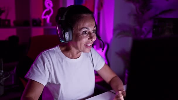 Volwassen Latino Vrouw Met Koptelefoon Maakt Gebruik Van Computer Huis — Stockvideo