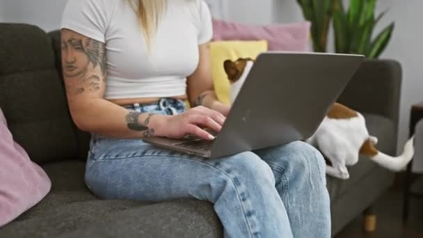 Mulher Tatuada Usando Laptop Com Cão Dentro Casa — Vídeo de Stock