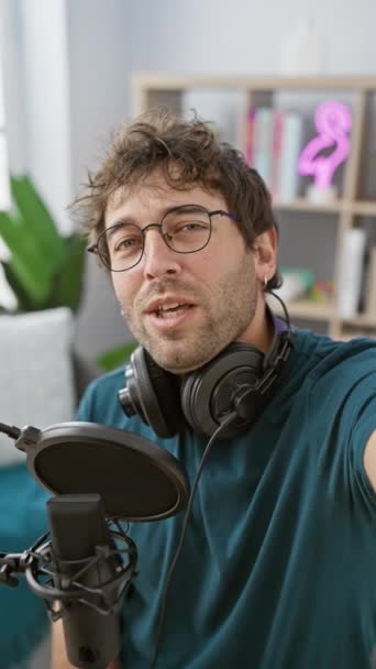 Ein Junger Mann Mit Brille Moderiert Einen Podcast Einem Mikrofon — Stockvideo