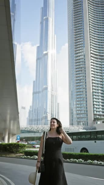 Femme Souriante Avec Chapeau Posant Devant Les Gratte Ciel Dubai — Video