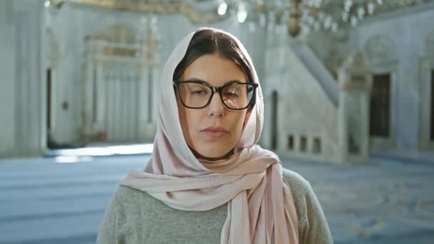 Χαμογελαστή Γυναίκα Φορώντας Μαντίλα Και Γυαλιά Μέσα Στο Όμορφο Τζαμί — Αρχείο Βίντεο