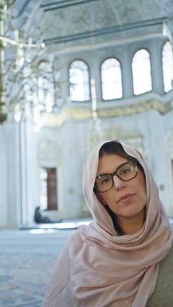 Mulher Sorridente Vestindo Hijab Dentro Mesquita Ornamentada Istanbul Com Arquitetura — Vídeo de Stock