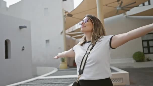 Una Mujer Alegre Disfruta Del Sol Tranquilo Patio Doha Que — Vídeos de Stock