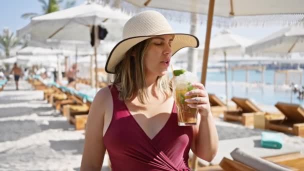 Una Donna Con Cappello Sole Gode Mojito Resort Lusso Bordo — Video Stock