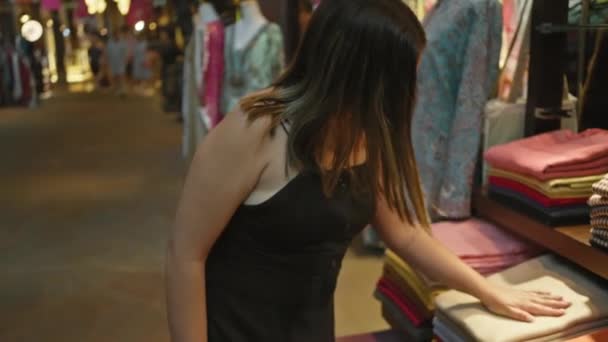 Een Jonge Vrouw Verkent Textiel Een Authentieke Dubai Souk Ondergedompeld — Stockvideo