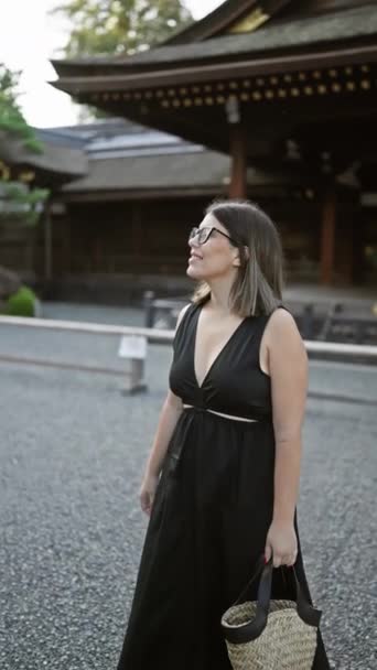 Selbstbewusst Posiert Fushimi Inari Taisha Eine Schöne Hispanische Frau Mit — Stockvideo