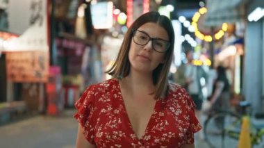Gece, Shinsekai caddesinde, gözlüklü, güzel, ciddi bir İspanyol kadın, Osaka 'nın kentsel ışıkları altında derin düşüncelere dalmıştı. Kendine güveni ve hüzünlü ifadesi bir hikaye anlatıyor..