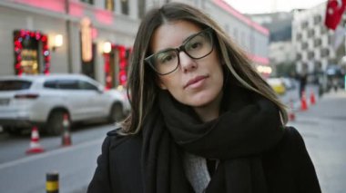 İstanbul caddesinde dolup taşan gözlüklü gülümseyen kadın seyahat ve şehir yaşamını ön plana çıkarıyor.