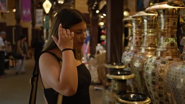 Jonge Vrouw Toerist Verkennen Traditionele Souk Dubai Bewonderen Arabische Ambachten — Stockvideo