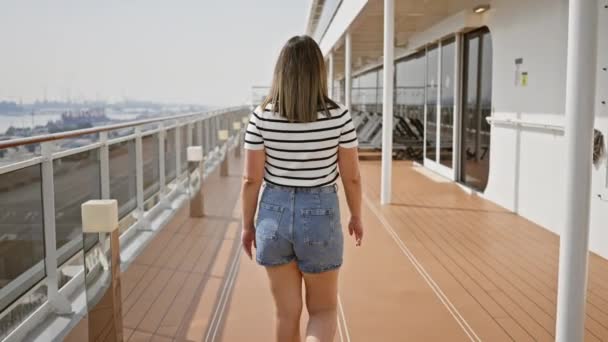 Gündelik Giysiler Içinde Gülümseyen Genç Bir Kadın Bir Yolcu Gemisinin — Stok video