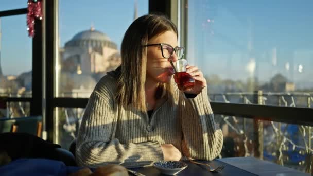 Созерцательная Женщина Наслаждается Чаем Софией Хагия Ресторане Istanbul — стоковое видео