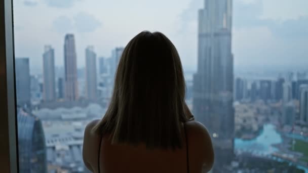 Esmer Bir Kadının Alacakaranlıkta Yüksek Bir Gözlemevinden Dubai Şehir Manzarasının — Stok video