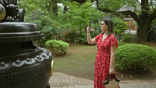 Gözlüklü Spanyol Kadın Japonya Nın Antik Gotokuji Tapınağı Güzelliğini Telefonuyla — Stok video