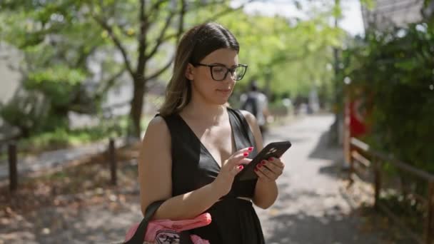Красива Іспаномовна Жінка Використовуючи Мобільний Телефон Радісно Посміхається Під Час — стокове відео