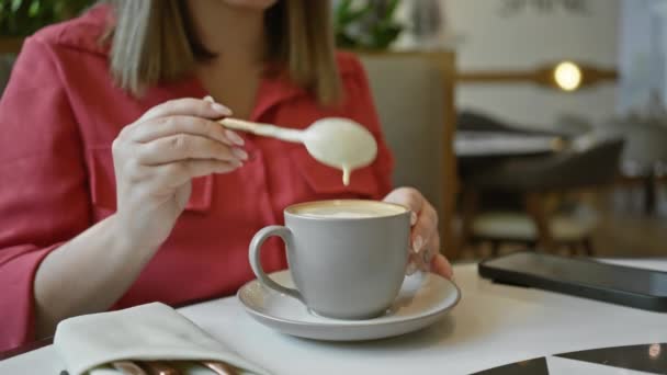 Een Jonge Vrouw Geniet Van Koffie Een Café Haar Casual — Stockvideo