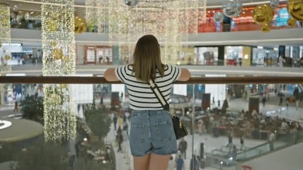 Young Woman Shopping Luxurious Dubai Mall Surrounded Glittering Decorations Stylish — Stock Video