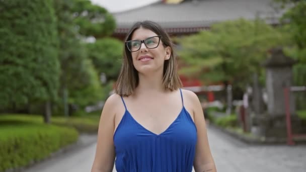 즐겁고 아름다운 히스패닉 안경을 즐겁게 탐험하고 그녀가 우연히 산책하면서 장엄한 — 비디오