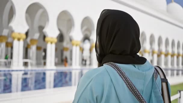 Mujer Sonriente Usando Hijab Gran Mezquita Sheikh Zayed Abu Dhabi — Vídeos de Stock