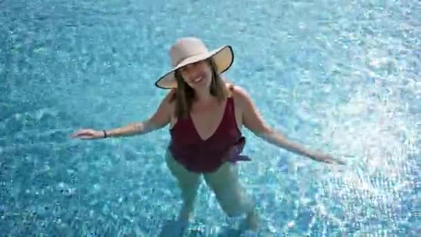 Uma Mulher Alegre Maiô Chapéu Sol Posa Brincando Uma Piscina — Vídeo de Stock