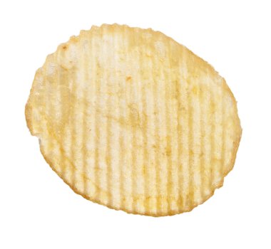 Beyaz arka planda izole edilmiş görünen sırtları olan tek bir tuzlu patates cipsinin yakın çekimi..