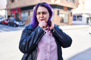 Sokakta öksüren güzel ve iri yarı bir kadın.