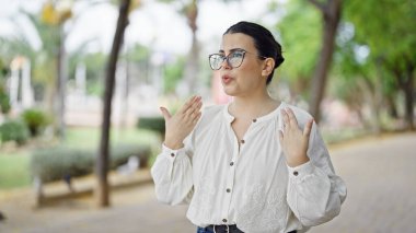 Genç, güzel İspanyol bir kadın parkta sıcaktan kıvranıyor.