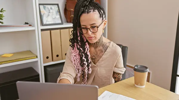 Focused Hispanic Business Woman Arm Amputee Working Diligently Laptop Elegant — Stock Photo, Image