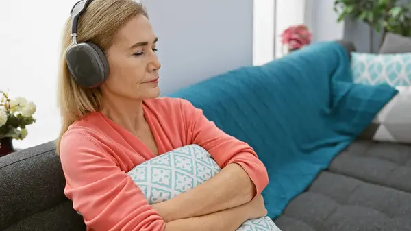 Klidná Dospělá Žena Poslouchá Hudbu Sluchátky Vnitřním Obývacím Pokoji Oči — Stock fotografie