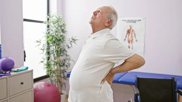 Anciano Que Sufre Dolor Espalda Insoportable Somete Fisioterapia Clínica Rehabilitación —  Fotos de Stock
