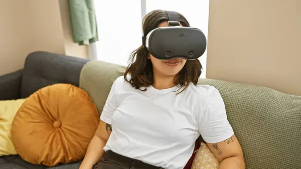 Smiling Young Hispanic Woman Enjoys Virtual Reality Cozy Living Room — Stock Photo, Image