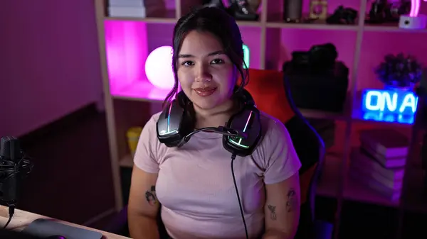 Hispanic Young Woman Headphones Neon Lit Gaming Room Looking Friendly — Stock Photo, Image