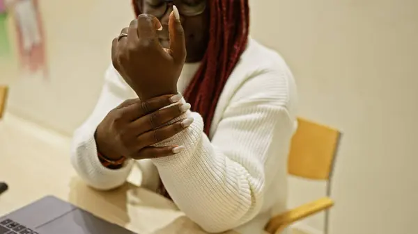 Африканська Американка Косами Виражають Біль Зап Ястях Сучасному Офісі — стокове фото