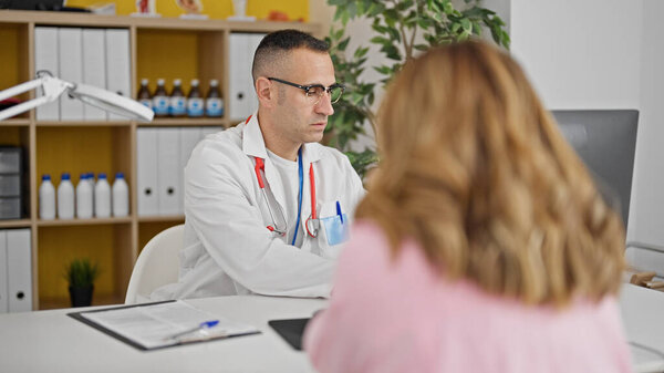 Мужчина и женщина врач и пациент, имеющие медицинскую консультацию в клинике