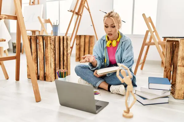 Young Caucasian Woman Artist Having Video Call Sitting Floor Art — Stockfoto