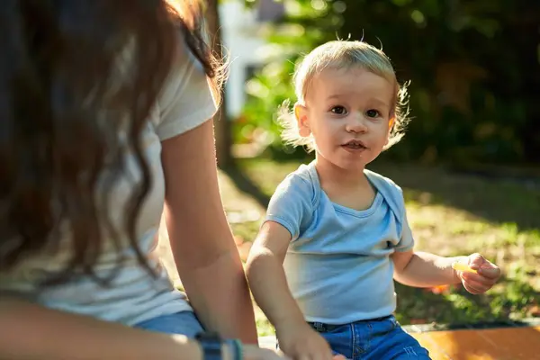 Mother Son Sitting Bench Together Eating Little Worms Snack Park — Stock Photo, Image