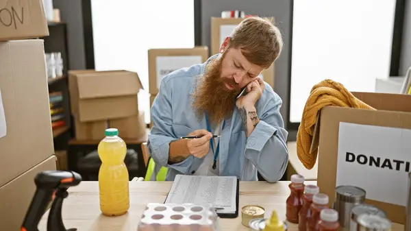 Charismatic Young Redhead Guy Handsomely Bearded Intently Taking Notes Addressing — Stock Photo, Image