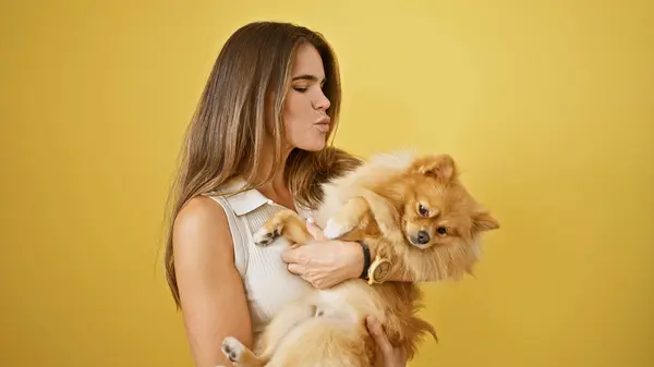 Vacker Ung Latinamerikansk Kvinna Kramar Sin Hund Presentera Ett Allvarligt — Stockfoto