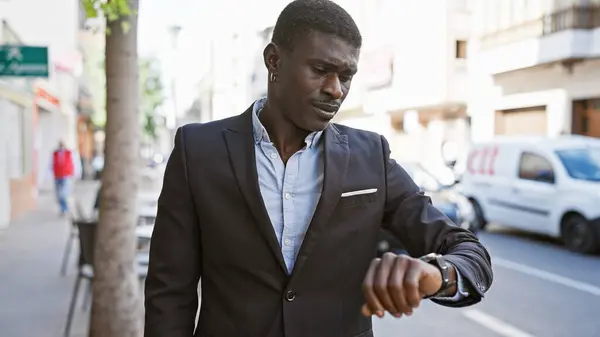 Hezký Africký Muž Obleku Kontrolu Času Hlídce Městě Ulici Nastavení — Stock fotografie