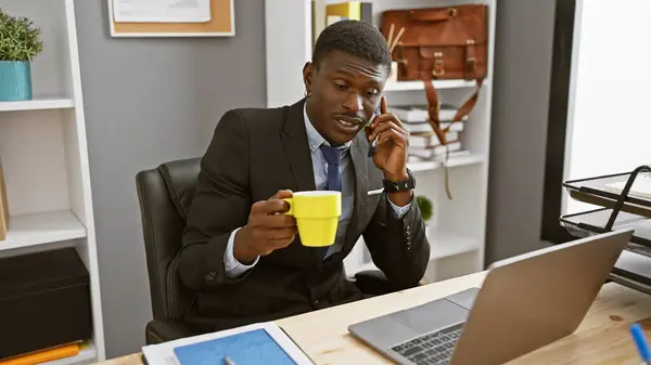 Fešák Africký Americký Podnikatel Kanceláři Multitasking Telefonem Kávou Při Práci — Stock fotografie