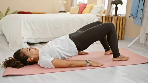 Femme Hispanique Mature Pratiquant Yoga Dans Une Chambre Lumineuse Confortable — Photo