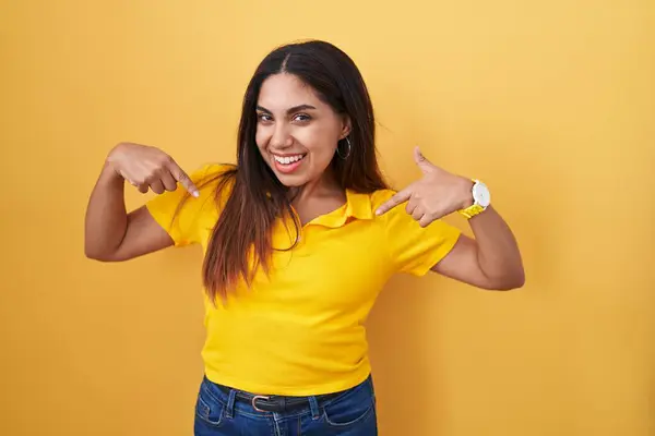 Jovem Árabe Mulher Sobre Fundo Amarelo Olhando Confiante Com Sorriso — Fotografia de Stock