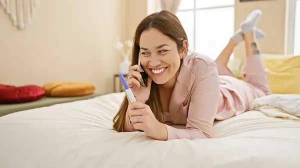 Eine Fröhliche Frau Liegt Auf Dem Bett Ihrem Schlafzimmer Hält — Stockfoto