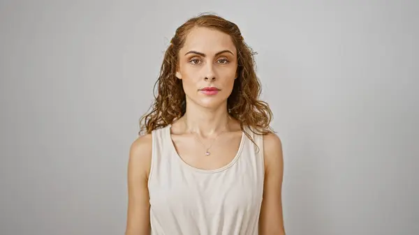 Junge Frau Steht Mit Ernstem Gesichtsausdruck Vor Isoliertem Weißen Hintergrund — Stockfoto