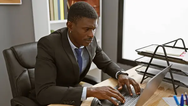 Zaměřený Africký Americký Podnikatel Obleku Pracující Psacím Stolem Laptopem Monitorem — Stock fotografie