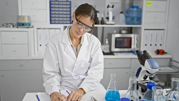 Captivating Young Hispanic Woman Scientist Fully Engaged Critical Medical Research — Stock Photo, Image